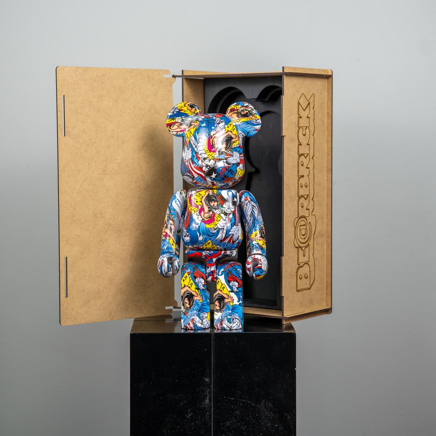 Çizgi roman baskılı Bearbrick, ahşap kutu ile stüdyo çekiminde