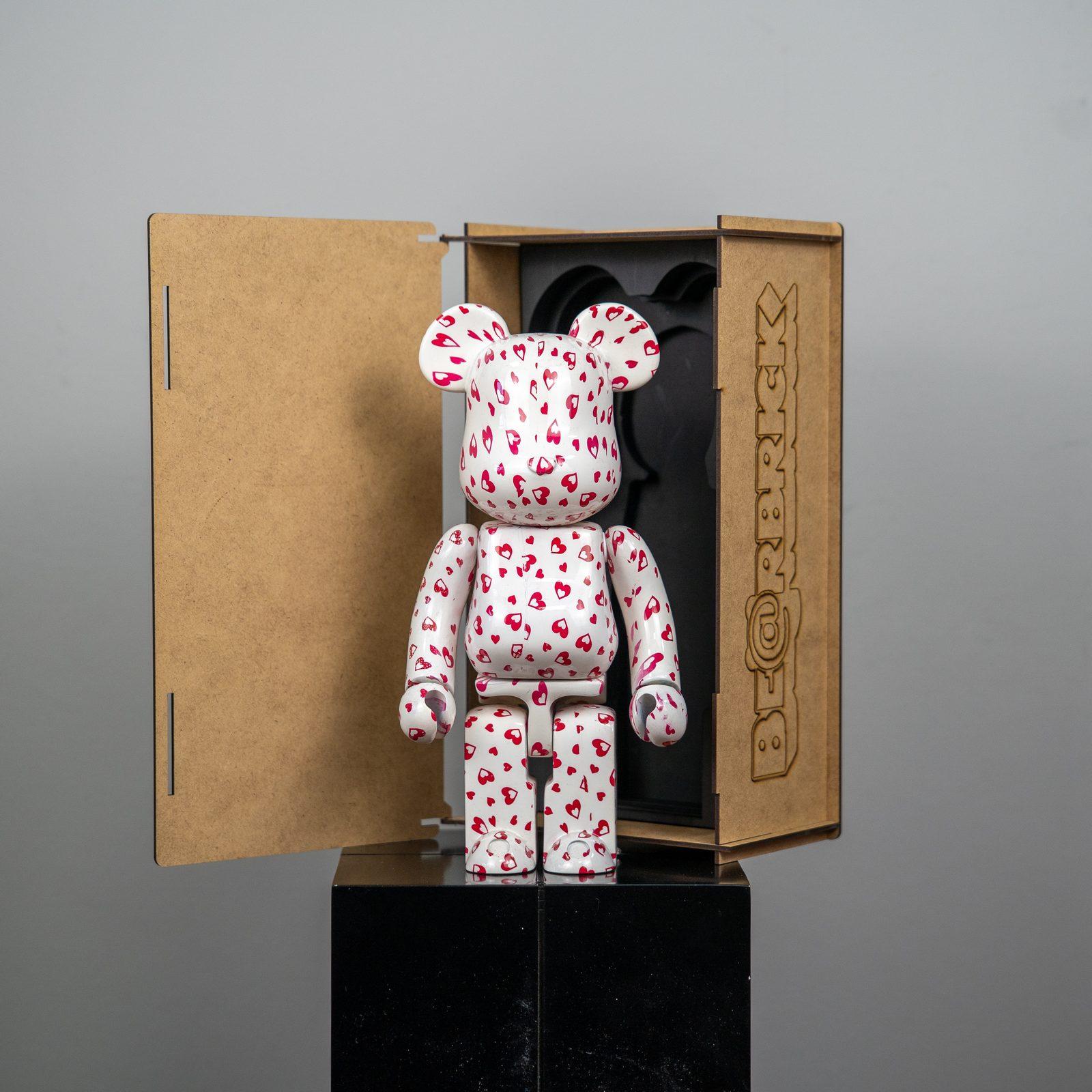 Beyaz Bearbrick, pembe kalp deseni, ahşap kutu ile