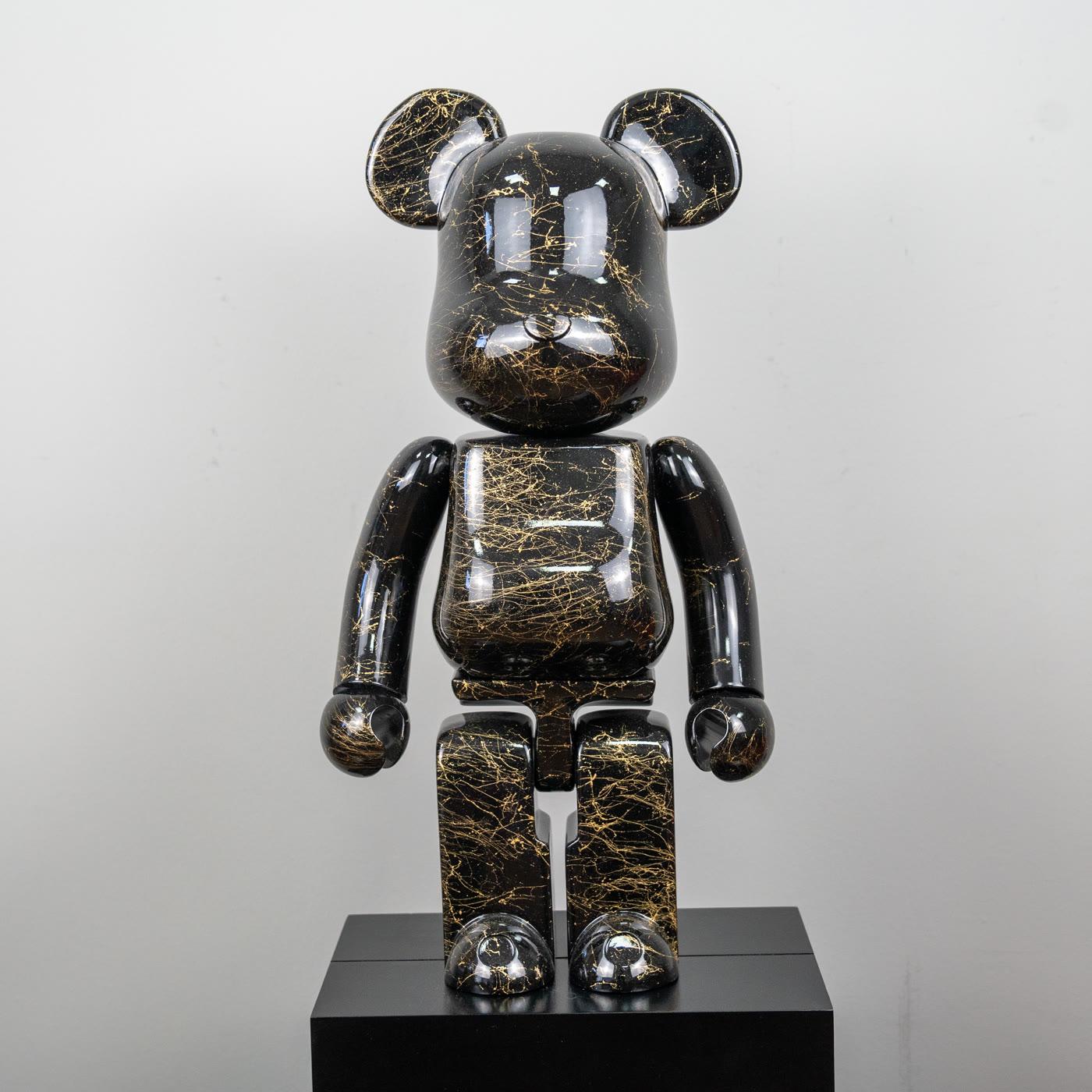 Parlak siyah Bearbrick, altın mermer desenli yüzey