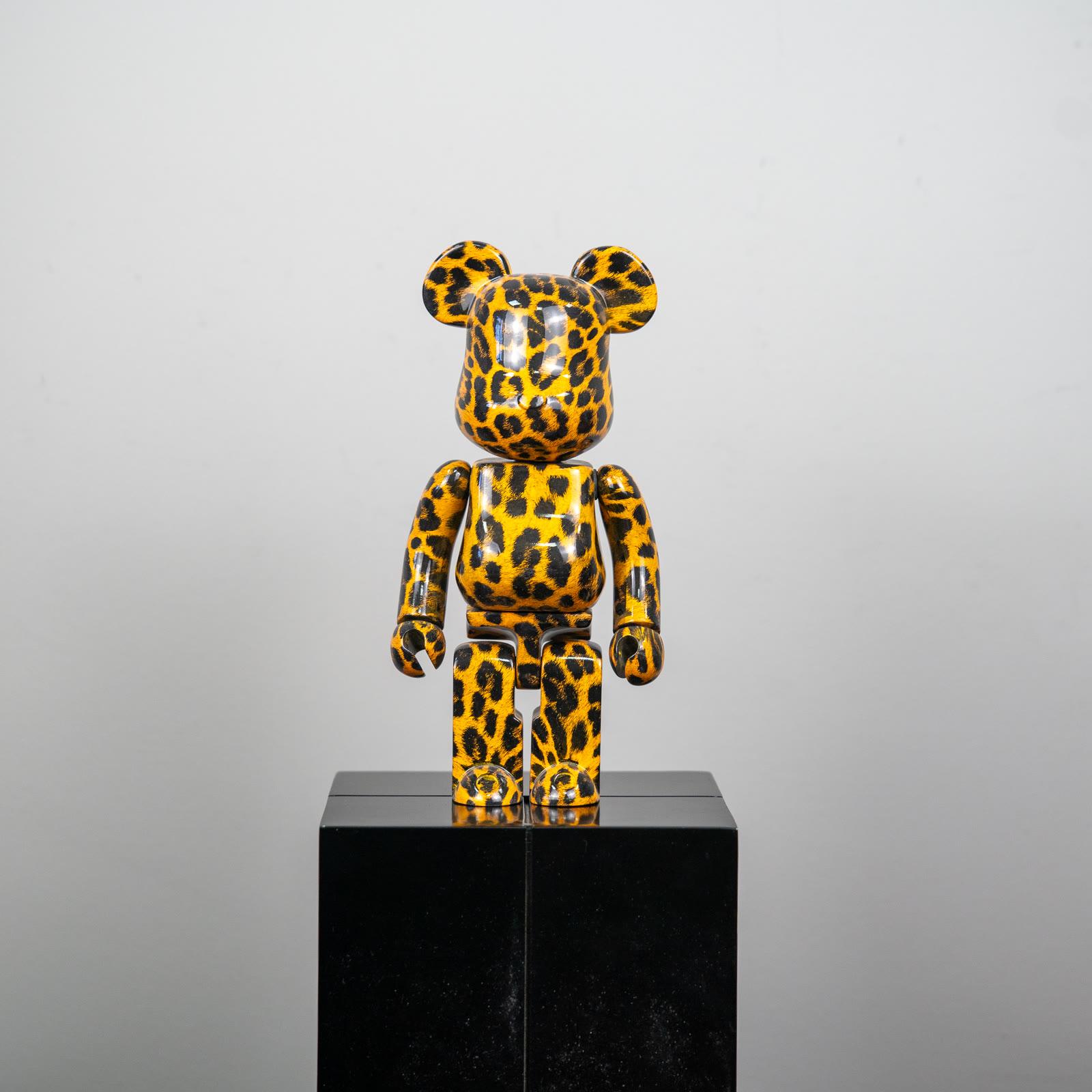 Sarı ve siyah leopar desenli parlak Bearbrick