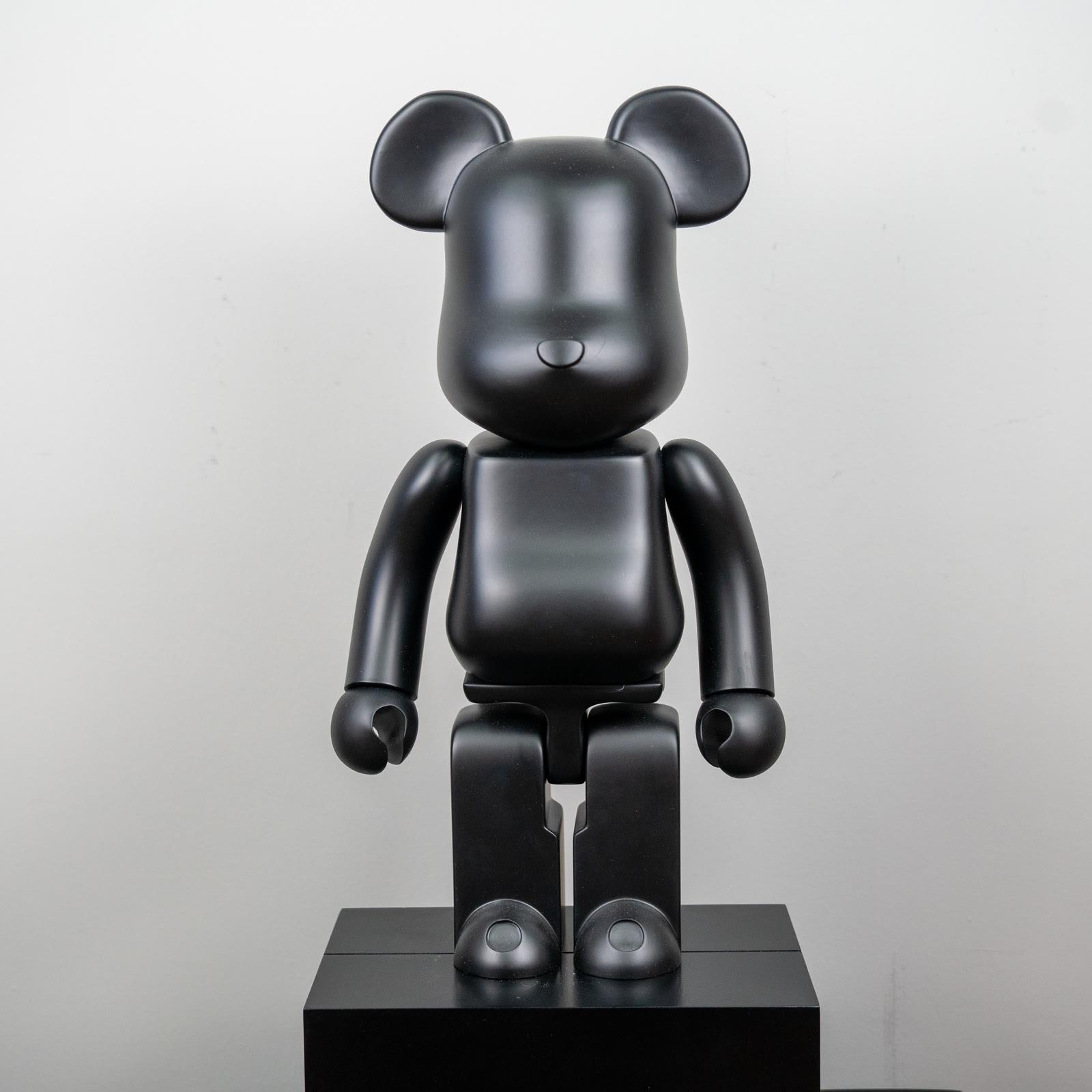 Mat siyah Bearbrick, sade blok gövde
