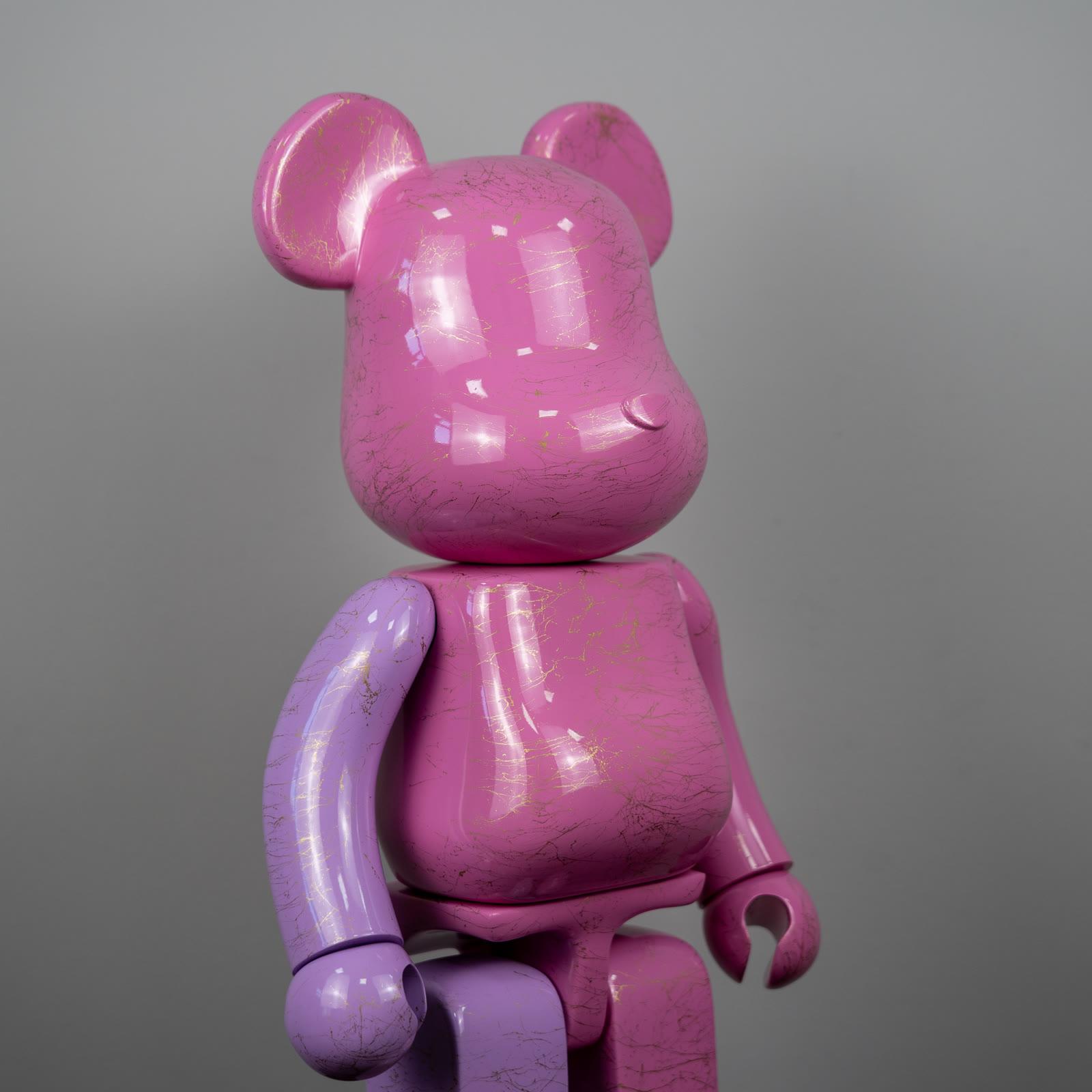 Pembe ve mor tonlarda parlak ayı figürü, altın mermer deseni.