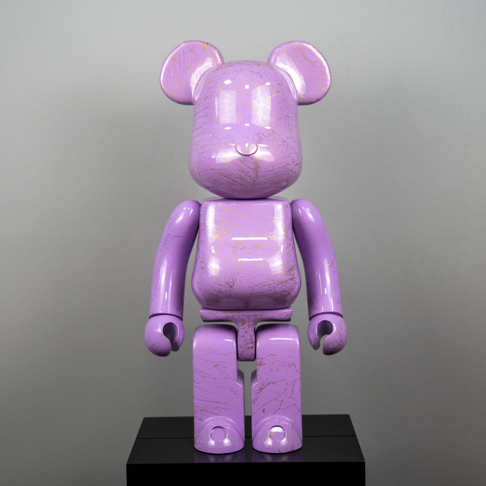 Parlak mor Bearbrick, altın mermer desenli yüzey