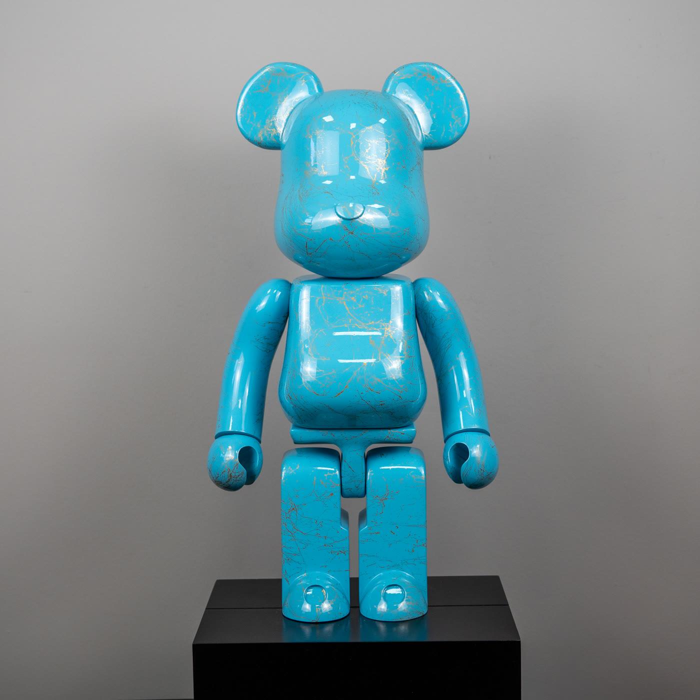 Parlak turkuaz Bearbrick, yüzeyinde ince altın mermer deseni